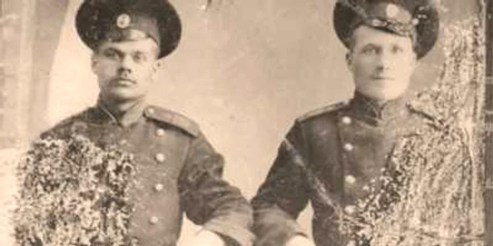 Ion Dragomir (stânga), în uniformă de sodat al armatei ţariste, în timpul Primului Război Mondial
