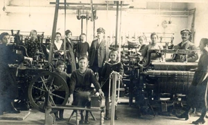 Interiorul țesătoriei Mieskes din Codlea, foto circa 1924 (© Muzeul de Etnografie Brașov)