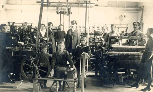 Interiorul țesătoriei Mieskes din Codlea, foto circa 1924 (© Muzeul de Etnografie Brașov)