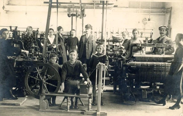 Interiorul țesătoriei Mieskes din Codlea, foto circa 1924 (© Muzeul de Etnografie Brașov)