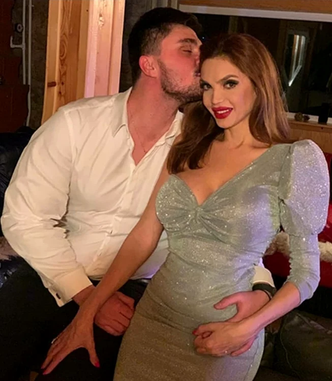 
    Cristina și Tibi au petrecut un Revelion de poveste, pe Valea Uzului Sursă foto: Arhivă personală   