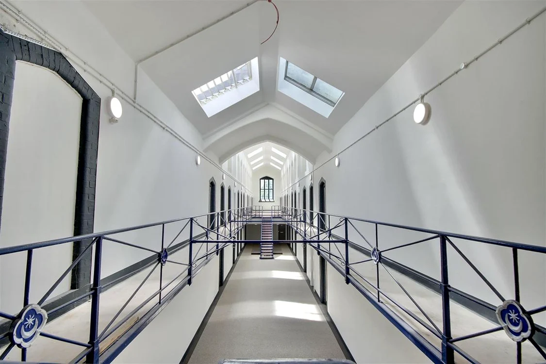 Holul închisorii HMP Kingston, care a fost transformată într-un bloc rezidențial