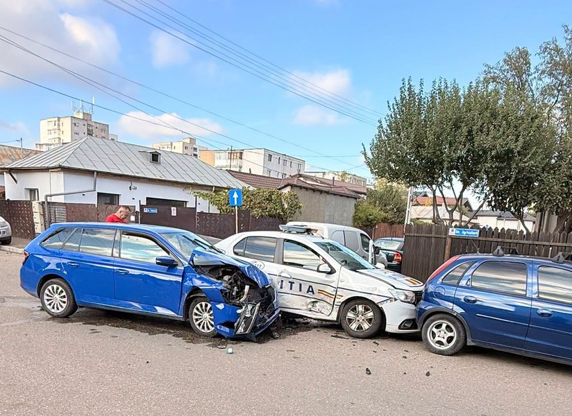 Doi polițiști din Buzău au ajuns la UPU după ce autospeciala în care se aflau a fost izbită de o mașină