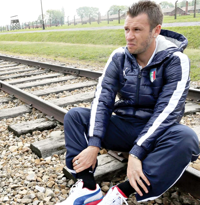 
    Cassano a izbucnit  în plâns pe linia ferată de lângă Auschwitz (fotografii: Reuters)  