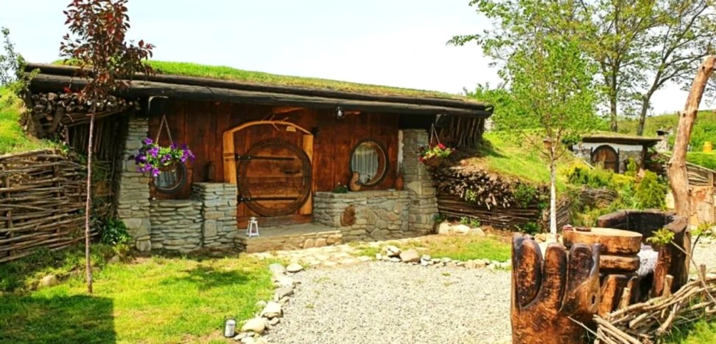 „Valea celor Doisprezece” este un sătuc idilic din judeţul Neamţ, compus din mai multe căsuţe rustice. FOTO: Calatoriinbascheti.ro