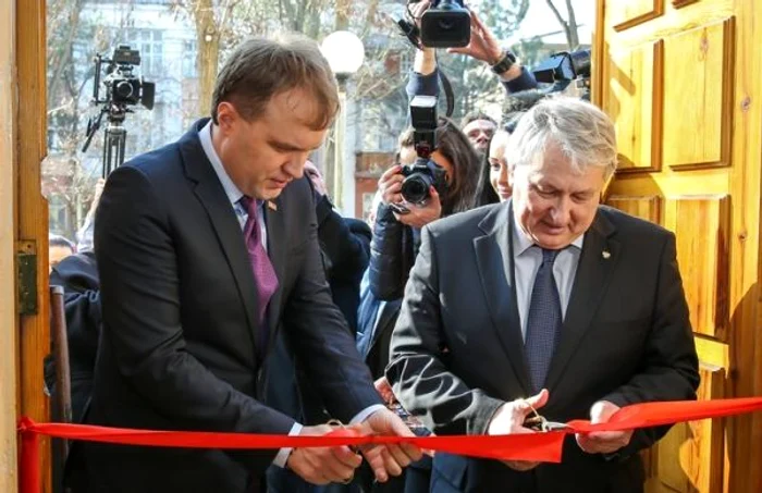 Fostul director RISS Leonid Reşetnikov şi ex-preşedintele Transnistriei Evgheni Şevciuk inaugurează centrul RISS din Tiraspol FOTO RISS