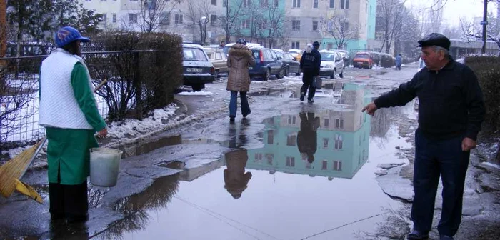 Locatarii din zonă sunt diperaţi din cauza acestei bălţi