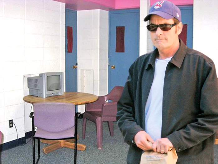 
    Televizorul cu  DVD-player inclus  este permanent la dispoziţia deţinuţilor  