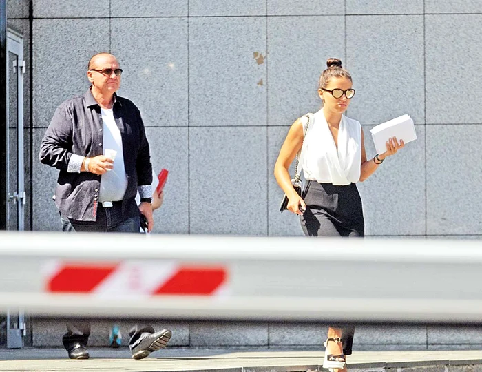 La sosirea în ţară, Nick Rădoi (51 de ani) şi-a golit contul şi i-a pus în mână iubitei sale, Mădălina Apostol (29 de ani), un plic cu un miliard de lei vechi