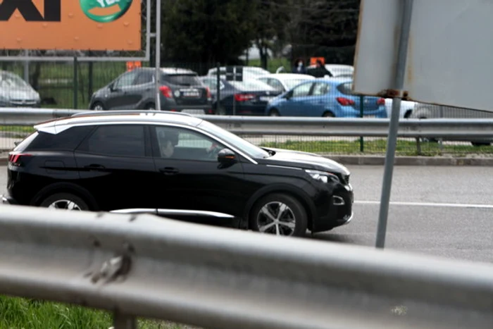 Marius Elisei le-a aşteptat la aeroport pe Oana Roman şi pe fiica lor, care s-au întors recent din vacanţa din EgiptFoto: Blitz