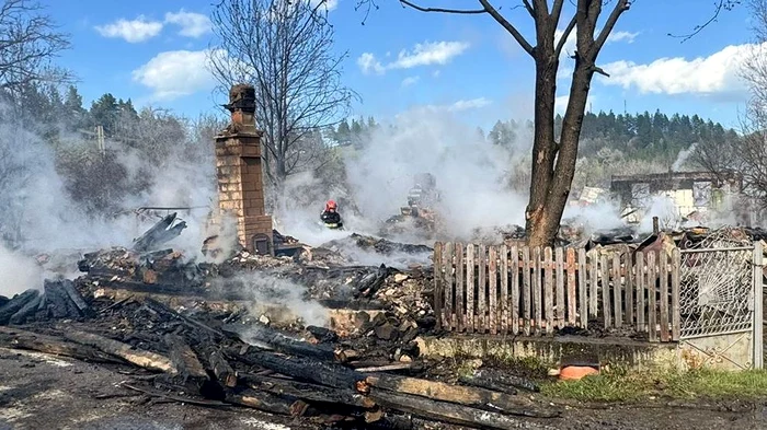 Dintr-o gospodărie a rămas doar soba FOTO: Prefectura Vrancea