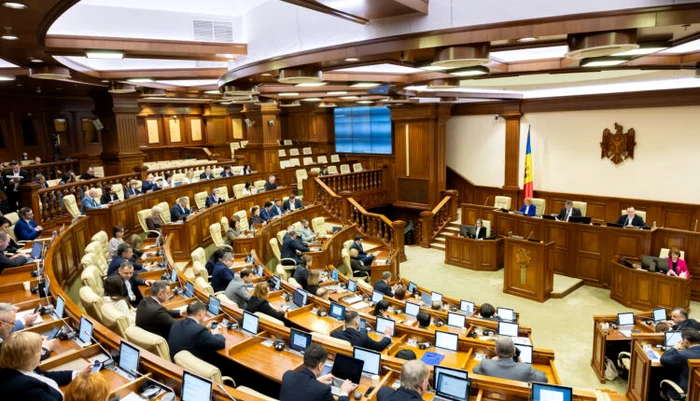 63 de aleși au votat declarația în cadrul ședinței din 20 martie. FOTO: Multimedia.parlament.md