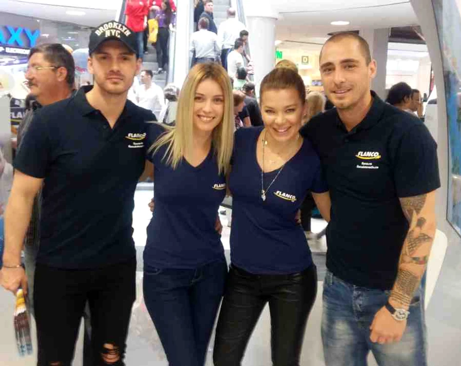 
    Bogdan Vlădău, Diana Dumitrescu, Gina Pistol şi Vladimir Drăghia au făcut reclamă pentru magazinul de electrocasniceFoto: Click!  