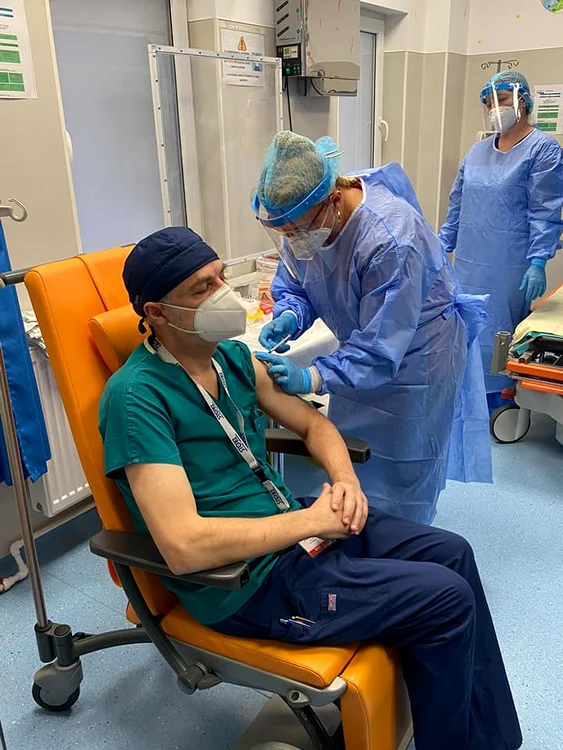 
    Medicul Mihai Craiu s-a vaccinat anti-CovidFoto Facebook  