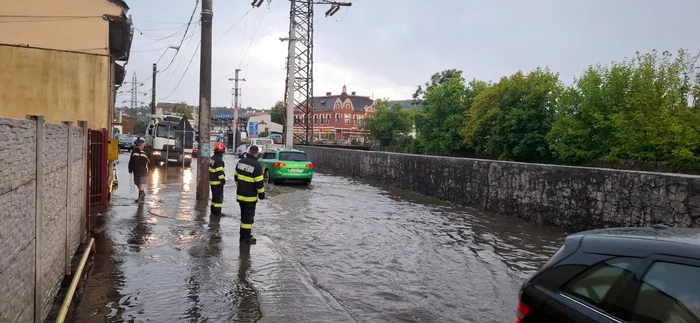 Pompierii au evacuat apa de pe trei străzi. FOTO IGSU