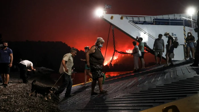 
    Localnicii evacuați, în timp ce urcau pe feribotFoto: Digi24  