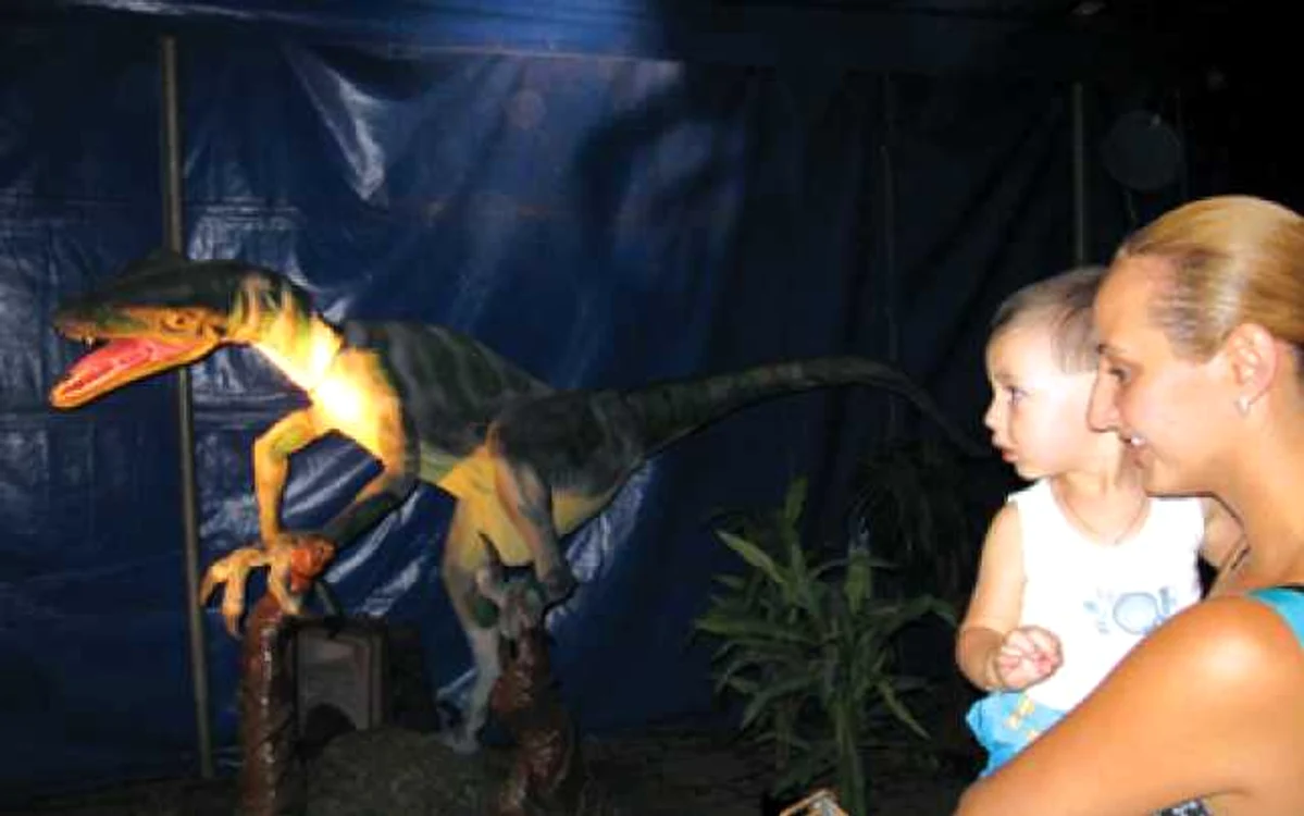 Arad: Dinozaurii-vedete au invadat ştrandul Neptun (GALERIE FOTO)