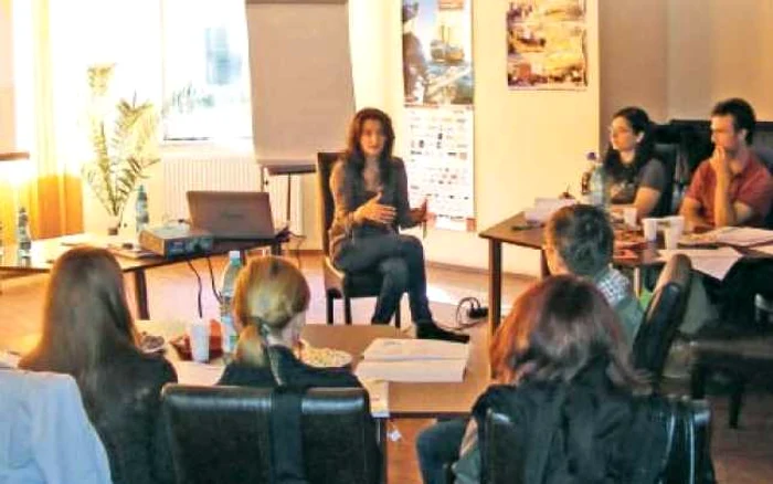 Daniela Şerban (centru) îi învaţă pe tineri cum să se poarte la interviu p Foto: alexandra marcu