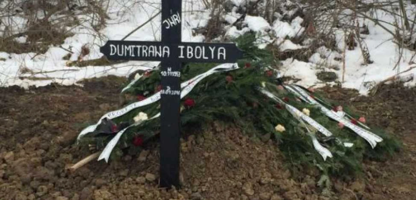 Femeia a fost îngropată în câmp din cauză că preotul a refuzat să o înmormânteze în cimitirul ortodox