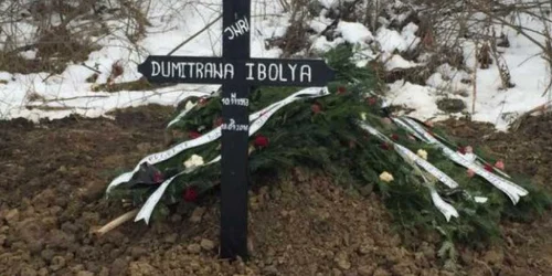 Femeia a fost îngropată în câmp din cauză că preotul a refuzat să o înmormânteze în cimitirul ortodox