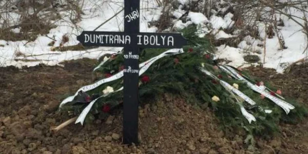 Femeia a fost îngropată în câmp din cauză că preotul a refuzat să o înmormânteze în cimitirul ortodox 