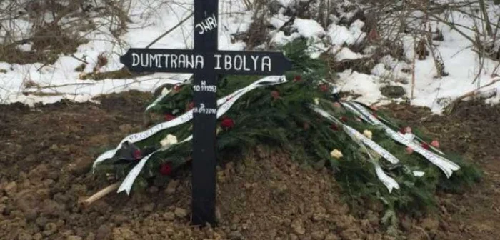 Femeia a fost îngropată în câmp din cauză că preotul a refuzat să o înmormânteze în cimitirul ortodox