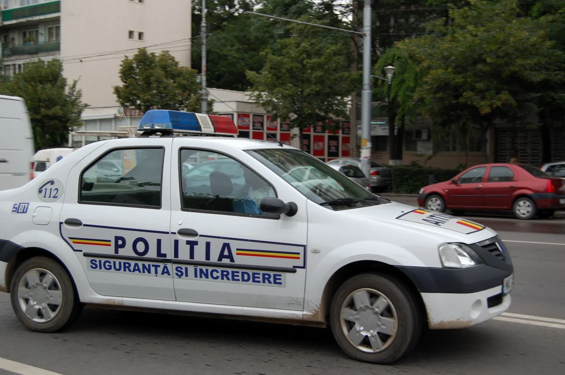 
    Bărbatul este cercetat de poliţişti pentru infracţiunile comise la regimul circulaţiei rutiere (foto: arhivă)  