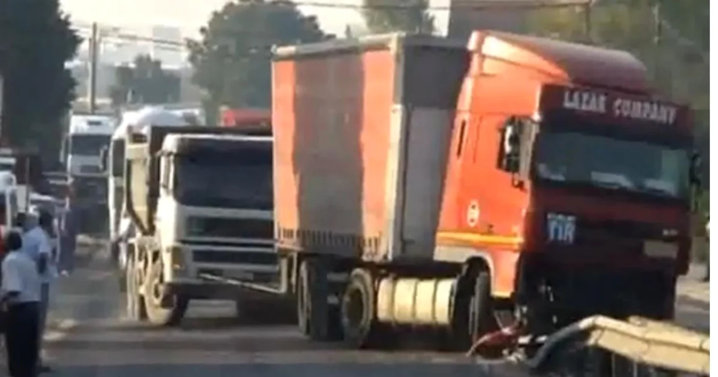 TIR-ul a fost tractat de un alt camion şi tras în afara drumului