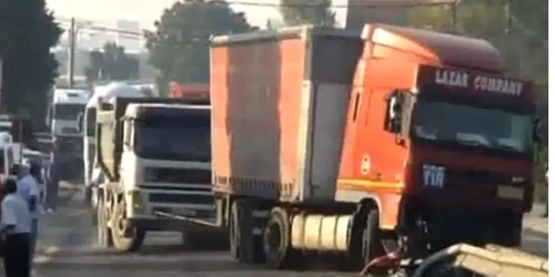 TIR-ul a fost tractat de un alt camion şi tras în afara drumului