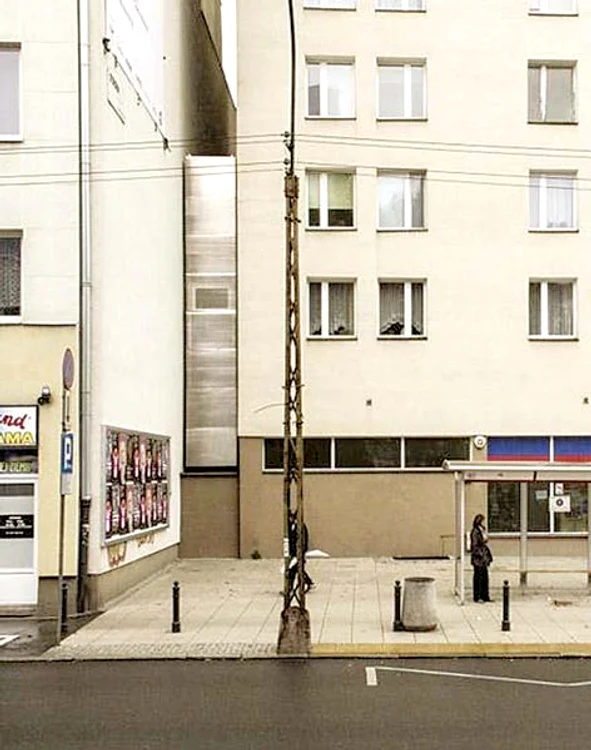 Casa este construită în spaţiul îngust dintre două blocuri