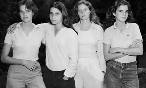 Cele patru surori s-au fotografiat timp de 40 de aniFOTO: Arhiva personală