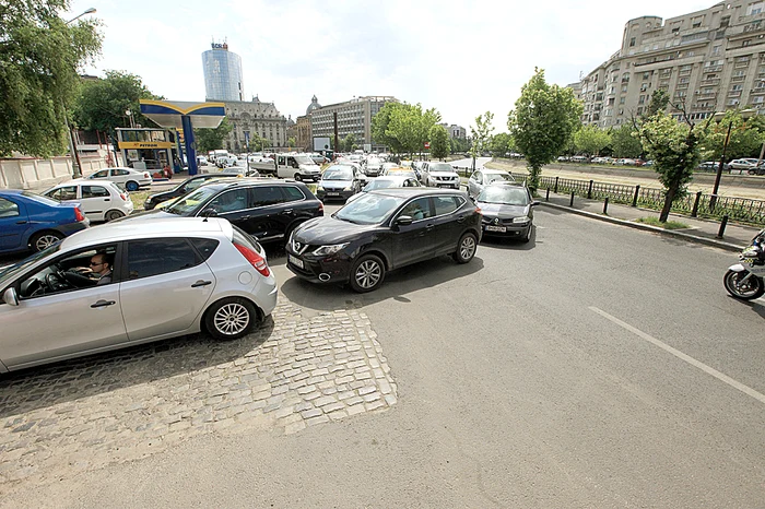 
    Marius Simion, agent vânzări: “Totul e o mare mizerie. Deși știu calitatea conductelor, specialiștii nu fac nimic să le repare.”  