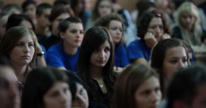 Cluj: Emil Constantinescu i-a plictisit pe studenţi în prima zi de facultate (GALERIE FOTO)