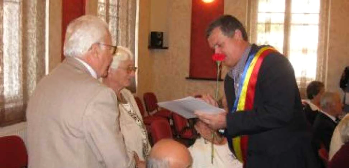 Râmnicu Vâlcea: Cuplurile longevive au fost premiate la primărie