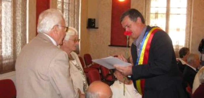 Râmnicu Vâlcea: Cuplurile longevive au fost premiate la primărie