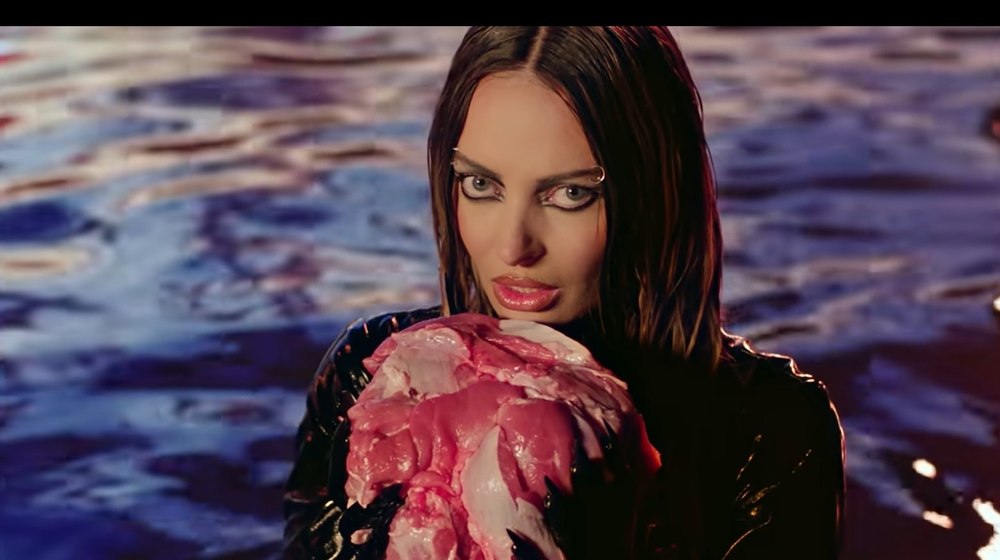 Delia a lansat „Sirena apelor“, o piesă cu influențe din manele și un clip controversat. „Război“ în comentarii, pe YouTube VIDEO