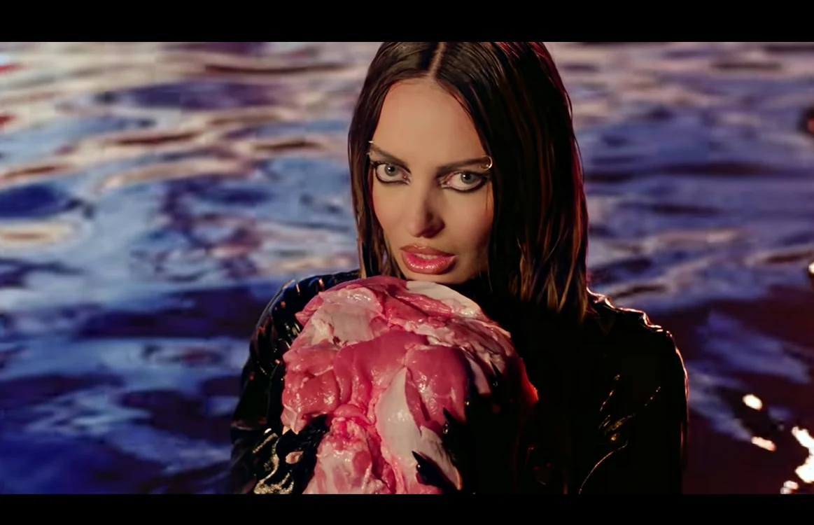 Delia, în clipul „Sirena apelor“ FOTO Captură YouTube