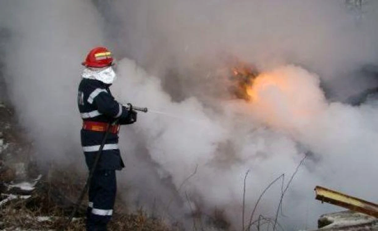 
    Pompierii au intervenit imediat pentru a stinge incendiul Foto arhiva   
