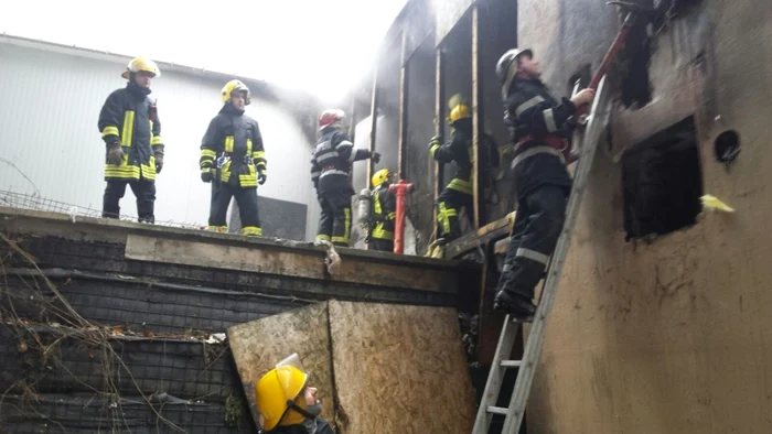 Incendiul a fost localizat. FOTOISU Braşov.