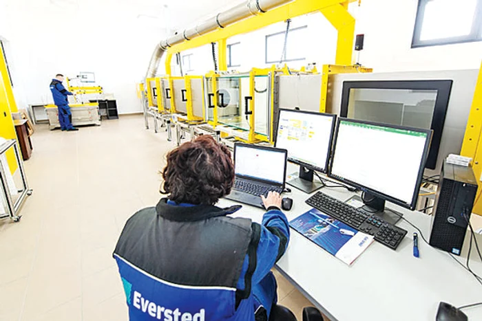 Croitoresele prind elasticele la nişte maşini speciale