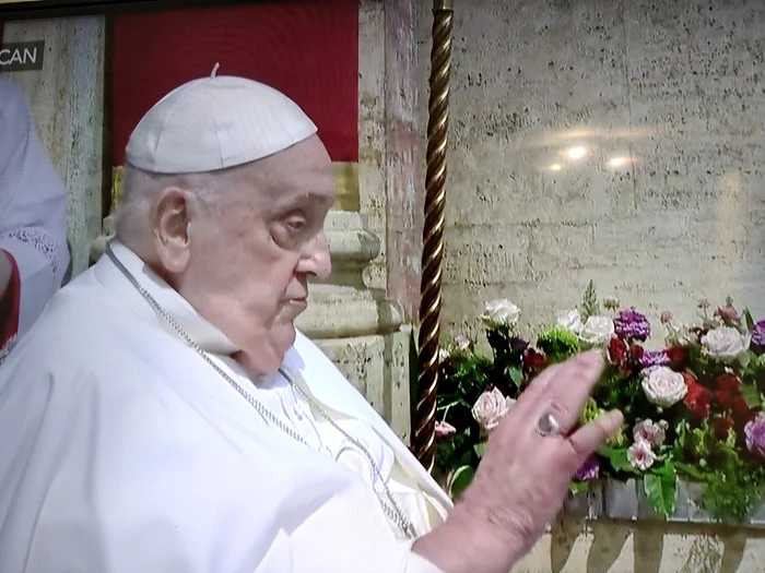 Papa Francis a binecuvânta oamenii din piață FOTO: Captura video