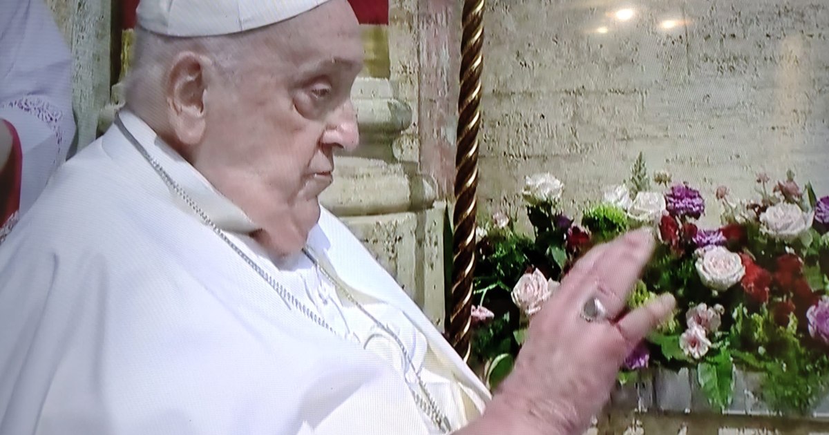 Papa a apărut la balconul de la Vatican, în ziua de Paște, în uralele a zeci de mii de credincioși catolici Papa a apărut la balconul de la Vatican, în ziua de Paște, în uralele a zeci de mii de credincioși catolici