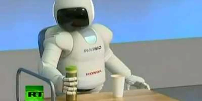 Robotul Asimo a învăţat să deschidă singur o bere