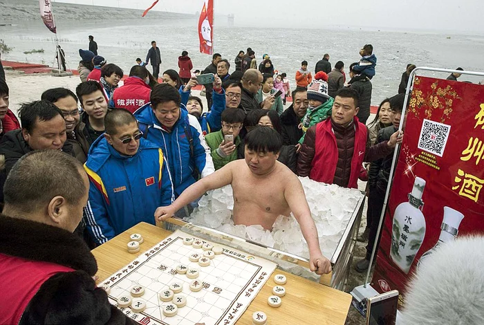 Cui Deyi este celebru în China. I se spune „Ursul Polar” datorită rezistenţei sale la frig. Îmbrăcat doar într-o pereche de pantaloni scurţi şi îngropat până la brâu în cuburi de gheaţă, el joacă foarte degajat un joc local, sub privirile a zeci de curioş