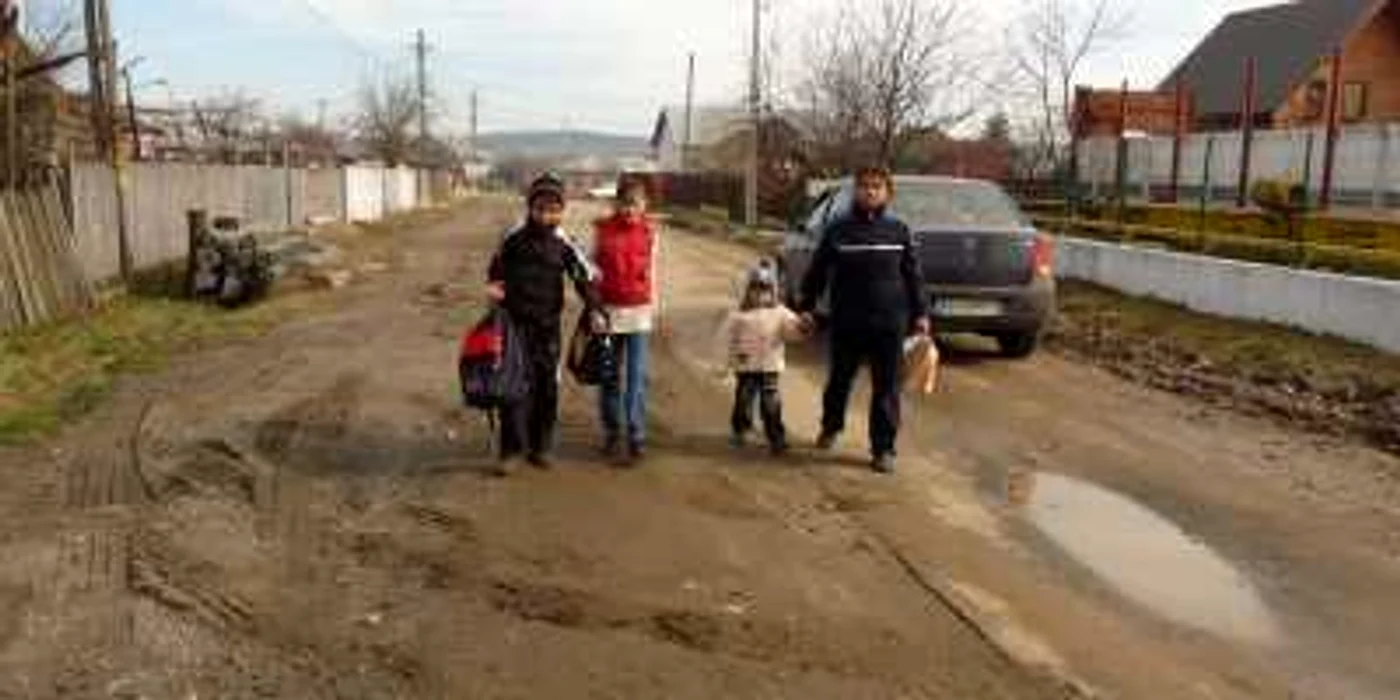  Copiii şi adultii bat la pas strada Prundu MIc