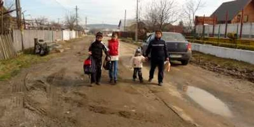  Copiii şi adultii bat la pas strada Prundu MIc