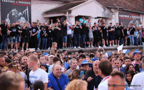Corvinul Hunedoara aclamată de mii de oameni la prezentarea trofeului Cupa României la fotbal Foto Daniel Guță ADEVĂRUL (385) JPG