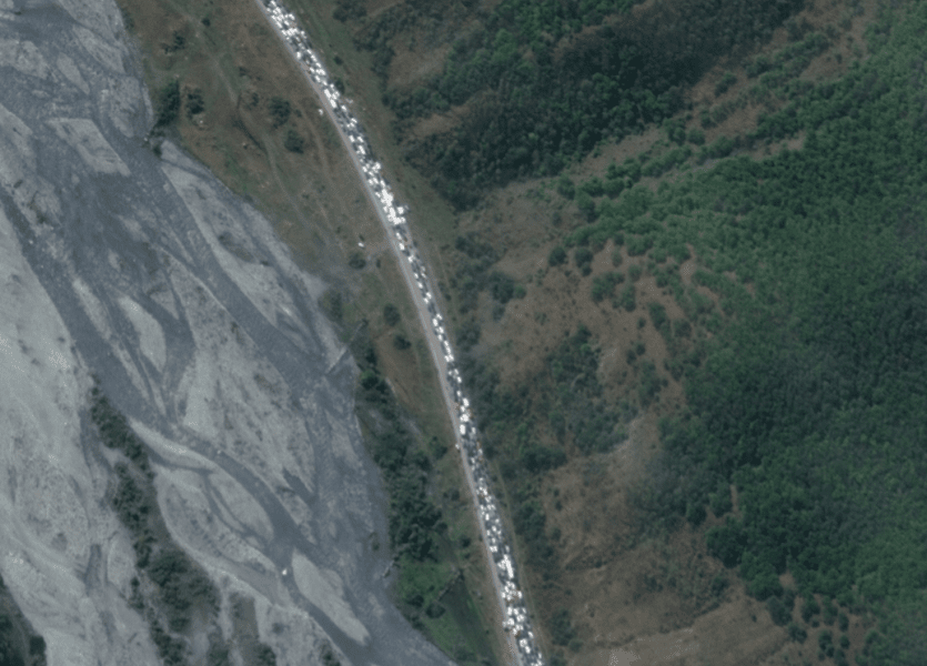 Imagini din satelit cu fuga rușilor de război: bărbații ies din țară și pe jos sau pe biciclete