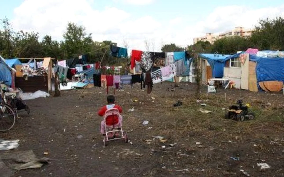 
    Tabară de romi se află la 109 km de Parisfoto: adevarul.ro  
