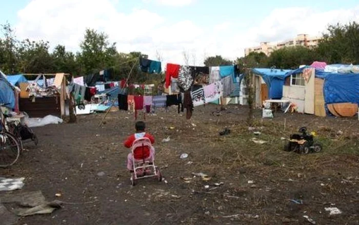 
    Tabară de romi se află la 109 km de Parisfoto: adevarul.ro  